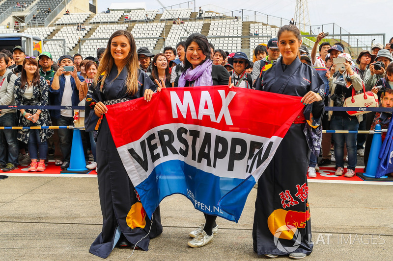 Уболівальниці Макса Ферстаппена, Red Bull Racing