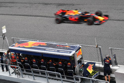 Daniel Ricciardo, Red Bull Racing RB13 passe devant le muret des stands Red Bull Racing