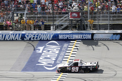 Darrell Wallace Jr., MDM Motorsports Chevrolet se lleva la bandera a cuadros