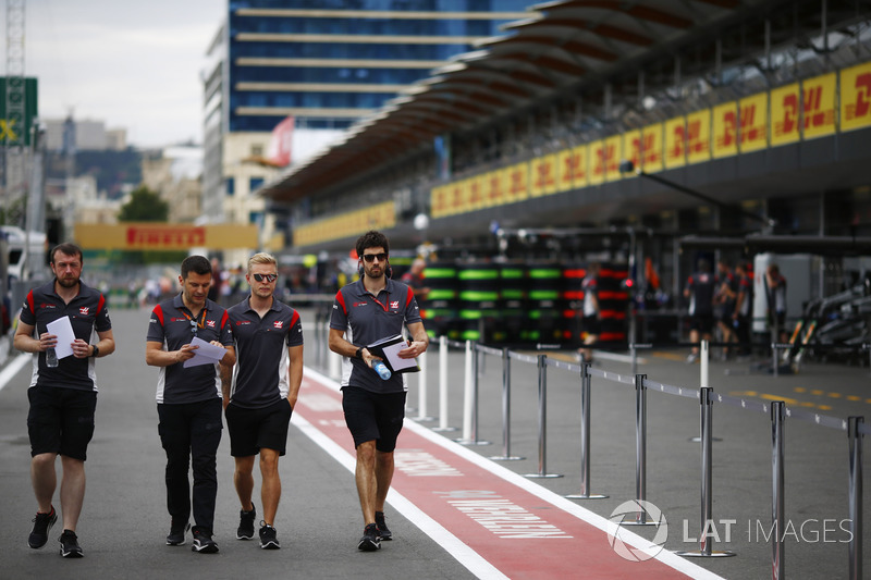 Kevin Magnussen, Haas F1 Team VF-17 camina por el circuito con el equipo