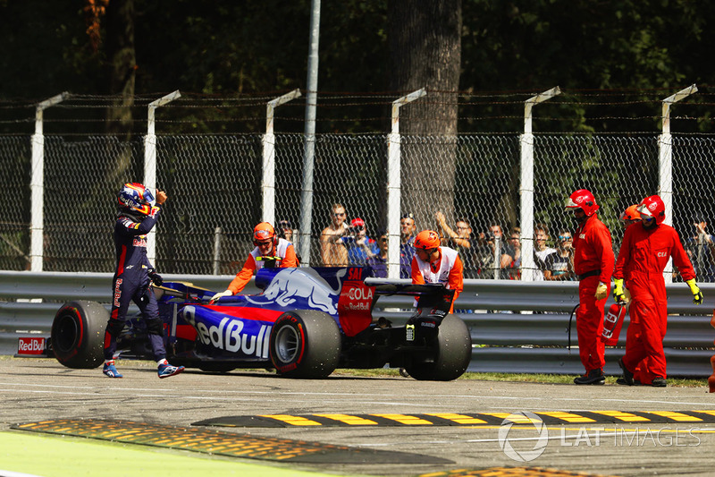 Carlos Sainz Jr., Scuderia Toro Rosso STR12, gives a thumbs up after climbing from his smoking car