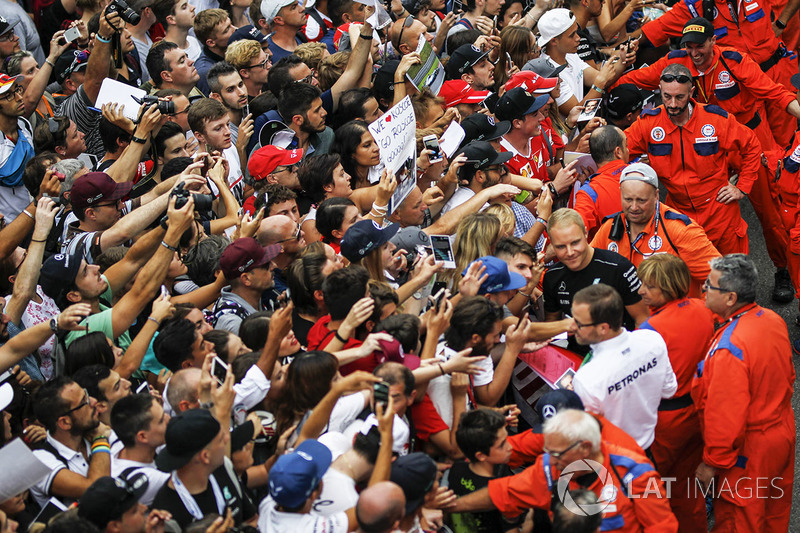 Valtteri Bottas, Mercedes AMG F1 fans selfie