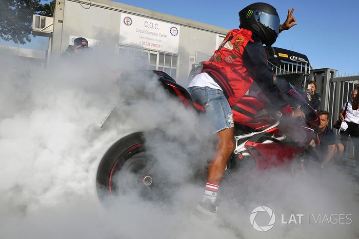 A Lewis Hamilton le da igual estar en 'casa Ferrari': se exhibe con su moto