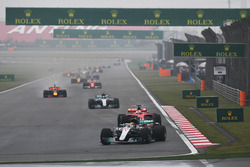 Arrancada: Lewis Hamilton, Mercedes AMG F1 W08 líder