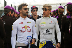 Даніель Ріккардо, Red Bull Racing та Маркус Ерікссон, Sauber F1 Team на параді пілотів