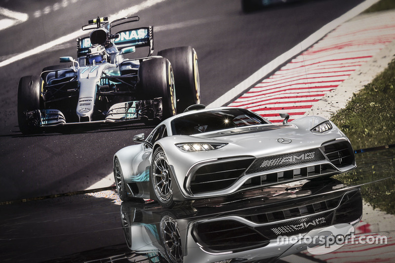 Шоукар Mercedes-AMG Project ONE та болід Mercedes AMG F1 W08