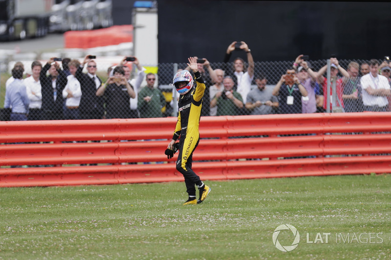 Jolyon Palmer, Renault Sport F1 Team, con los fans de la tribuna después de su abandono