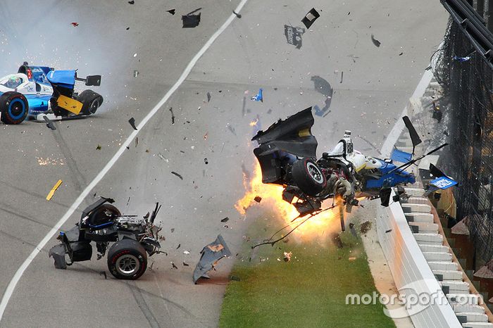 Scott Dixon, Chip Ganassi Racing Honda, Jay Howard, Schmidt Peterson Motorsports Honda involved in a huge crash