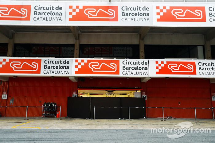 El pitlane y boxes en el Circuit de Catalunya