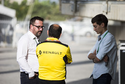 George Russell mit Frederic Vasseur, Renndirektor, Renault Sport F1