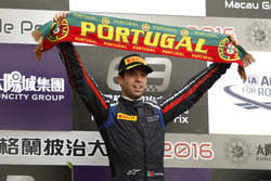 Podium: Racewinnaar António Felix da Costa, Carlin Dallara Volkswagen
