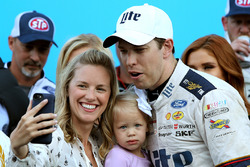 Race winner Brad Keselowski, Team Penske Ford with wife Paige and daughter Scarlett