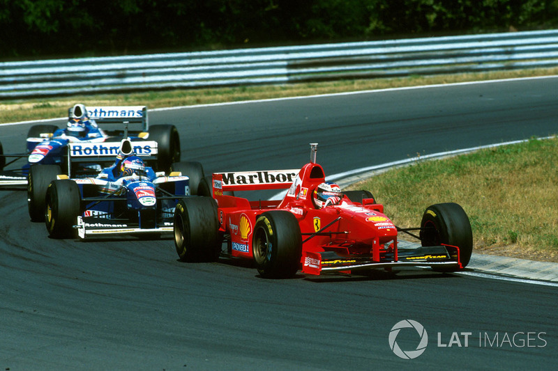 Michael Schumacher, Ferrari F310B devant Jacques Villeneuve, Williams