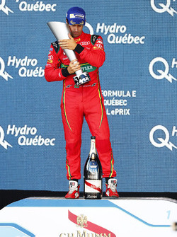 Lucas di Grassi, ABT Schaeffler Audi Sport, con il suo trofeo sul podio