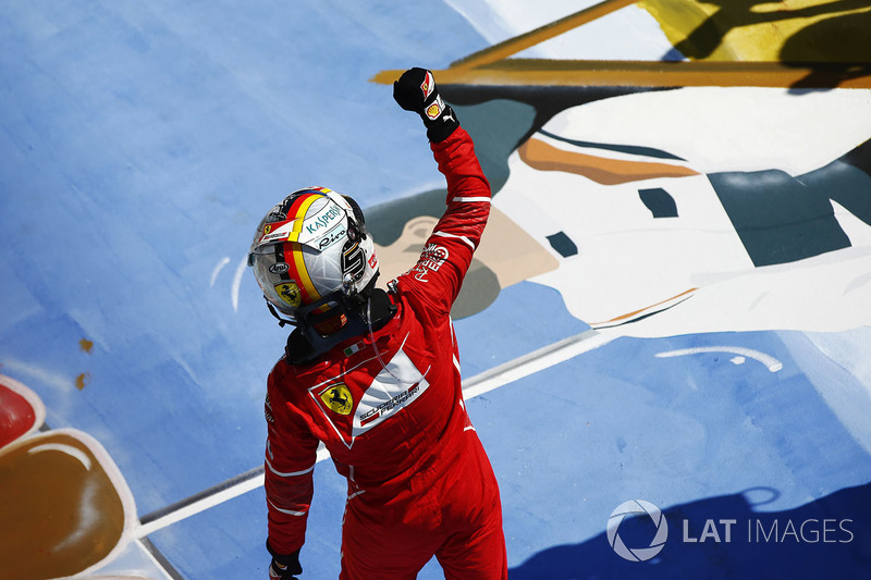  Sebastian Vettel, Ferrari, fête sa victoire dans le Parc Fermé