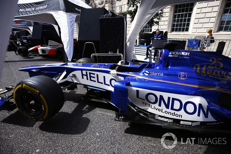 Sauber Formula 1 takımı, araçlarının yanında 'Merhaba Londra' mesajı ile