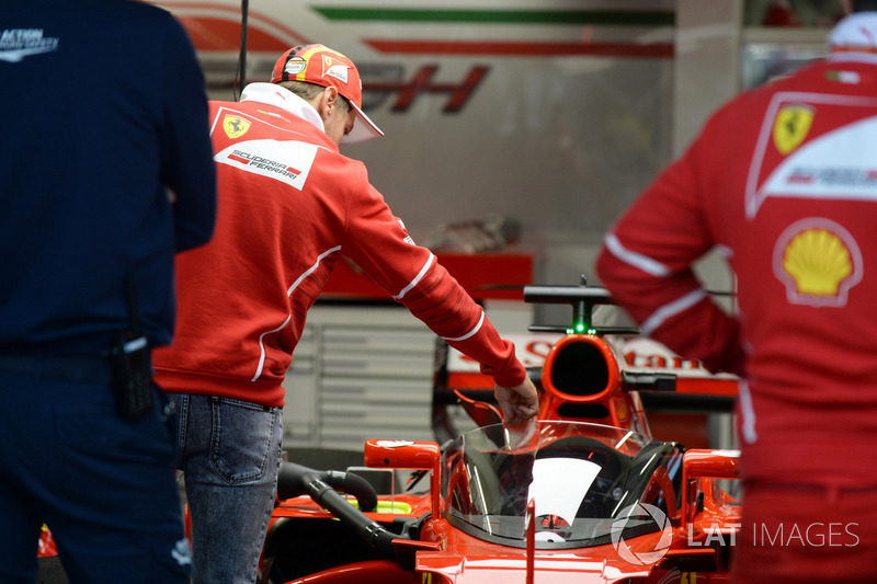 Sebastian Vettel, Ferrari observa el Ferrari SF70-H con el escudo de la cabina