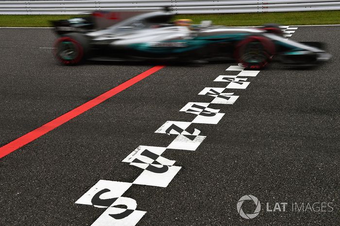 Lewis Hamilton, Mercedes-Benz F1 W08 en la línea de meta