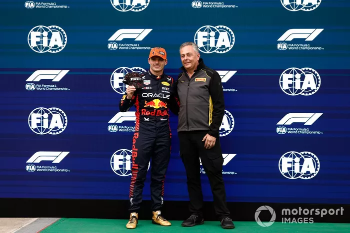 Mario Isola, Racing Manager, Pirelli Motorsport, entrega a Max Verstappen, Red Bull Racing, la gorra Pirelli del Sprint Shootout.