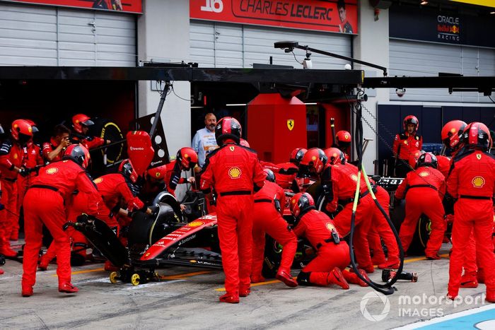 Charles Leclerc, Ferrari SF-23, en boxes