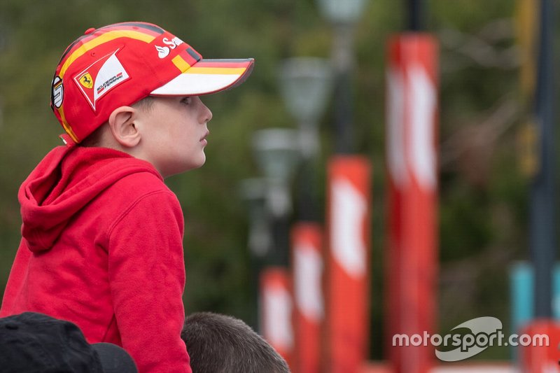 A young fan