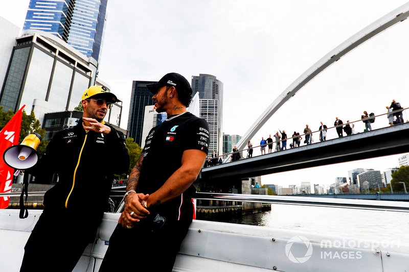 Daniel Ricciardo, Renault e Lewis Hamilton, Mercedes AMG F1, si dirigono verso l'evento a Federation Square