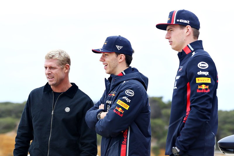 El tres veces campeón del mundo de surf Mick Fanning lleva a Max Verstappen y Pierre Gasly a surfear en Torquay