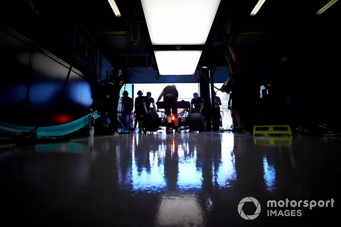Los mecánicos de Mercedes devuelven un coche al garaje