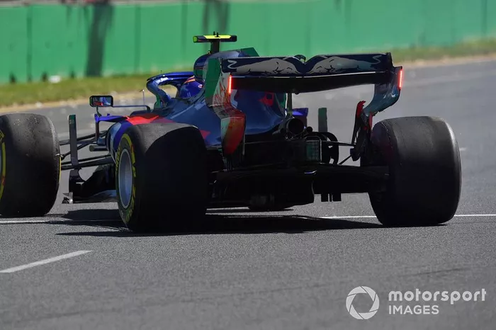 Alexander Albon, Toro Rosso STR14, va in testacoda e danneggia l'ala anteriore 