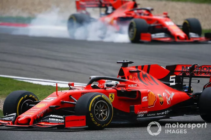 Sebastian Vettel, Ferrari SF90, por delante de Charles Leclerc, Ferrari SF90, que bloquea