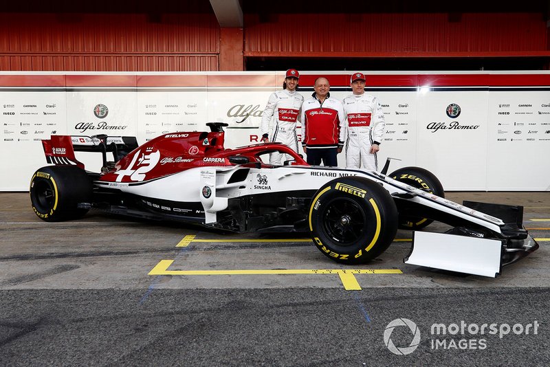 Antonio Giovinazzi, Alfa Romeo Racing, Frédéric Vasseur, team principal Alfa Romeo Racing et Kimi Raikkonen, Alfa Romeo Racing avec la nouvelle Alfa Romeo Racing C38