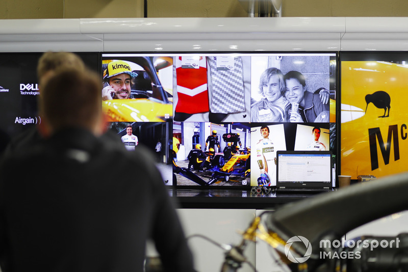 Schermi con immagini di James Hunt e Fernando Alonso, McLaren, nel garage del team