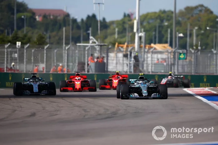 Valtteri Bottas, Mercedes AMG F1 W09, Lewis Hamilton, Mercedes AMG F1 W09, Sebastian Vettel, Ferrari SF71H, y Kimi Raikkonen, Ferrari SF71H 