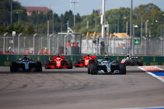 Valtteri Bottas, Mercedes AMG F1 W09, precede Lewis Hamilton, Mercedes AMG F1 W09, Sebastian Vettel, Ferrari SF71H, e Kimi Raikkonen, Ferrari SF71H