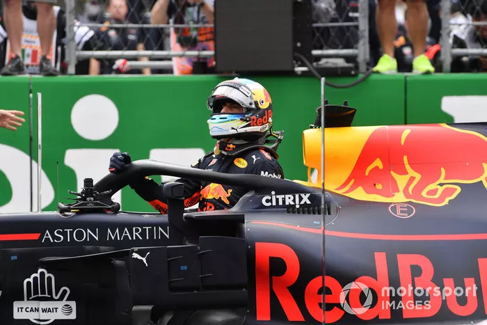 Ganador de la pole Daniel Ricciardo, Red Bull Racing en Parc Ferme 