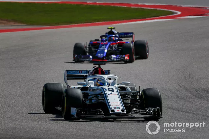 Marcus Ericsson, Sauber C37 y Pierre Gasly, Scuderia Toro Rosso STR13 