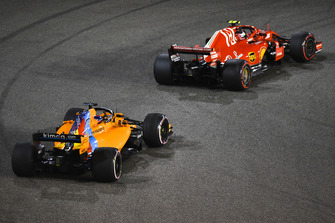 Kimi Raikkonen, Ferrari SF71H en Fernando Alonso, McLaren MCL33