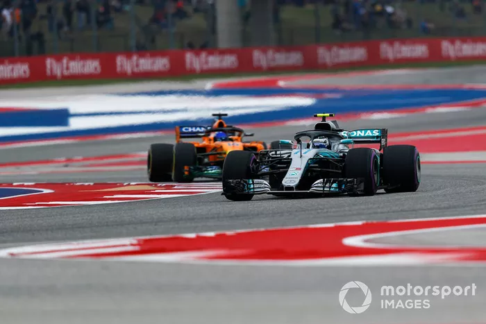 Valtteri Bottas, Mercedes AMG F1 W09 EQ Power+ y Fernando Alonso, McLaren MCL33 