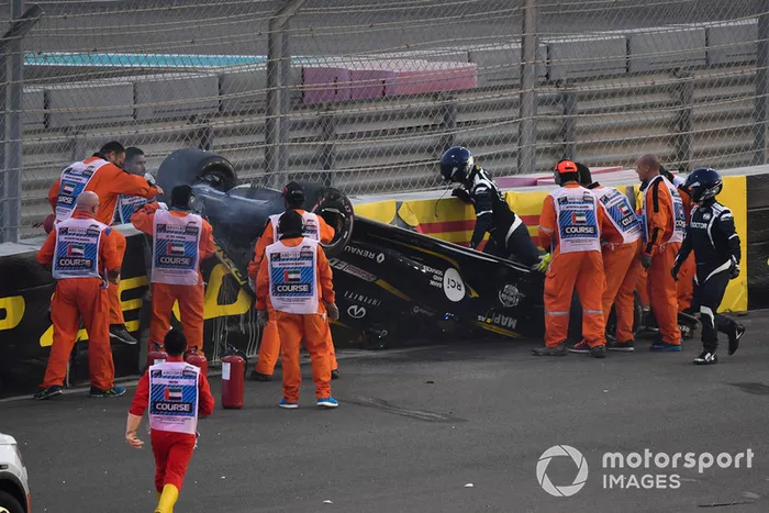 Los médicos y oficiales asisten a Nico Hulkenberg, Renault Sport F1 Team R.S. 18 que se estrelló y volcó en la primera vuelta