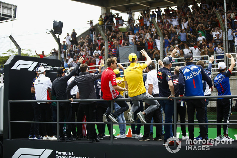 Daniel Ricciardo, Red Bull Racing, Marcus Ericsson, Sauber, Fernando Alonso, McLaren, Stoffel Vandoorne, McLaren, Sebastian Vettel, Ferrari, Nico Hulkenberg, Renault Sport F1 Team, Max Verstappen, Red Bull Racing, Brendon Hartley, Toro Rosso, y Pierre Gasly, Toro Rosso en el desfile de pilotos
