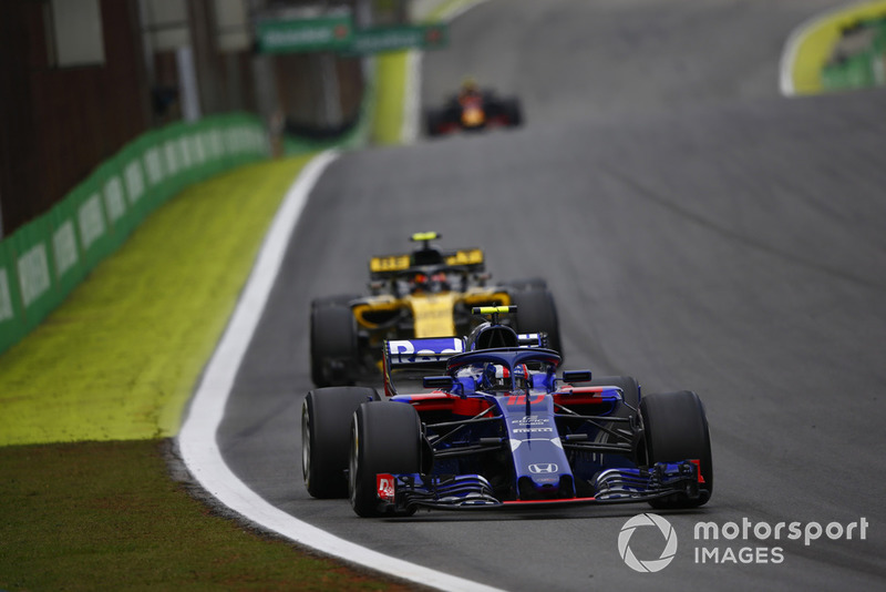 Pierre Gasly, Scuderia Toro Rosso STR13, leads Carlos Sainz Jr., Renault Sport F1 Team R.S. 18