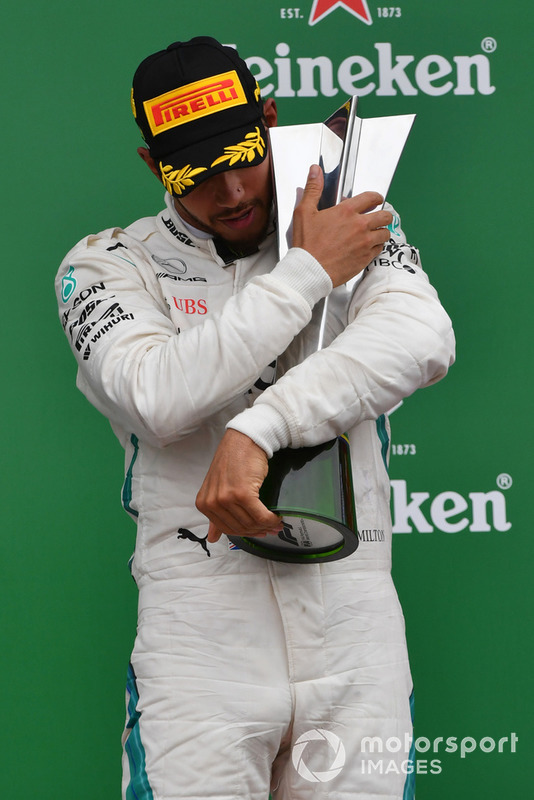Lewis Hamilton, Mercedes AMG F1, festeggia sul podio con il trofeo
