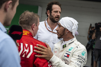 Yarış galibi Lewis Hamilton, Mercedes AMG F1, Parc Ferme ve Kimi Raikkonen, Ferrari