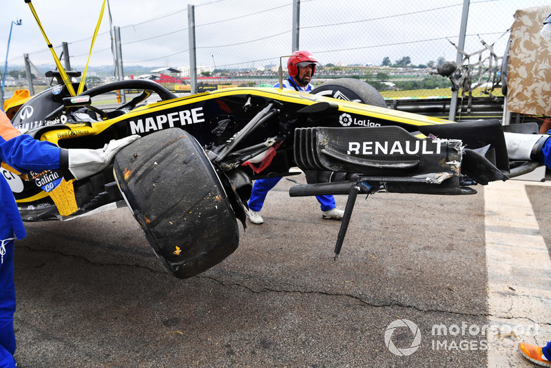 La monoposto di Nico Hulkenberg, Renault Sport F1 Team R.S. 18 viene recuperata dopo l'incidente nelle FP2