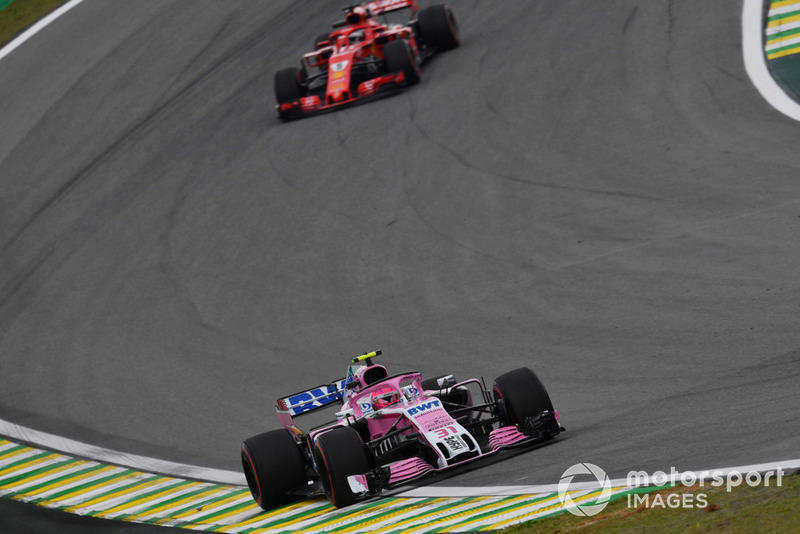 Esteban Ocon, Racing Point Force India VJM11 y Sebastian Vettel, Ferrari SF71H