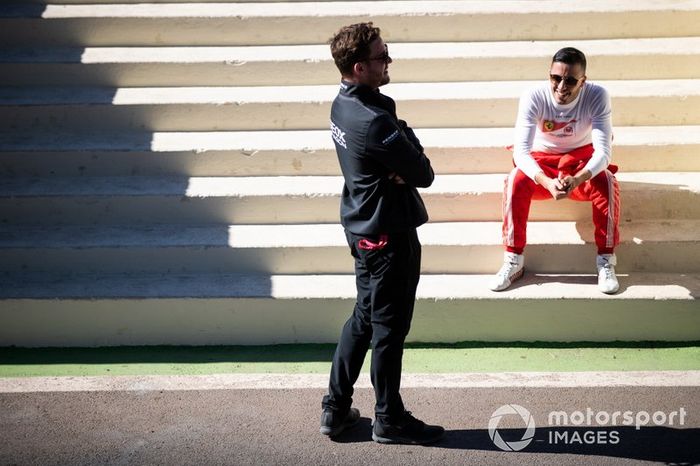 Antonio Fuoco, GEOX Dragon Racing, Penske EV-3 habla con un compañero del equipo Dragon