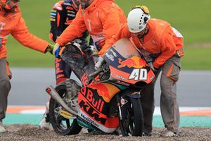 Darryn Binder, Red Bull KTM Ajo, después de la caída