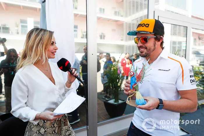 Fernando Alonso, McLaren, con su alebrije