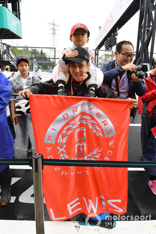 Lewis Hamilton, Mercedes AMG F1 fans and banner