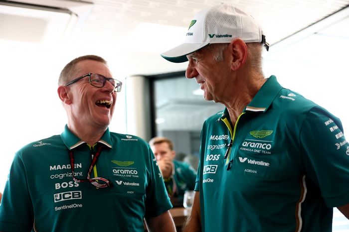 Andy Cowell, director del equipo y consejero delegado del grupo Aston Martin F1 Team, con Adrian Newey, socio técnico de Aston Martin F1.